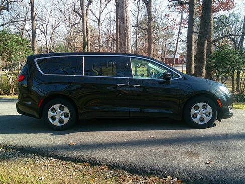 Used 2017 Chrysler Pacifica Touring Plus image 4