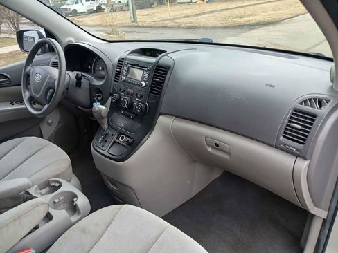 Used 2011 Kia Sedona LX image 18