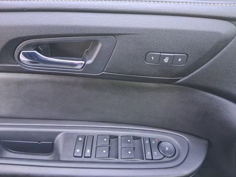 Used 2017 Chevrolet Traverse LT image 17