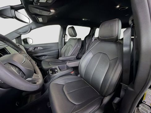 Used 2025 Chrysler Pacifica Select FWD image 13