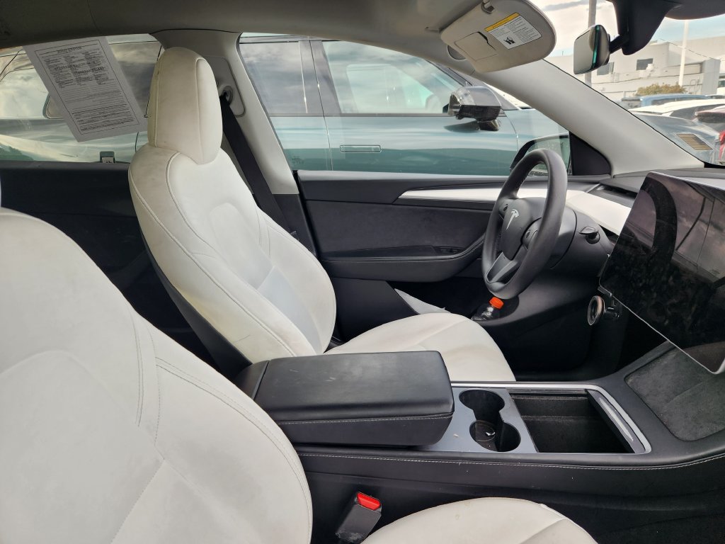 Used 2024 Tesla Model Y Long Range AWD/4WD image 23