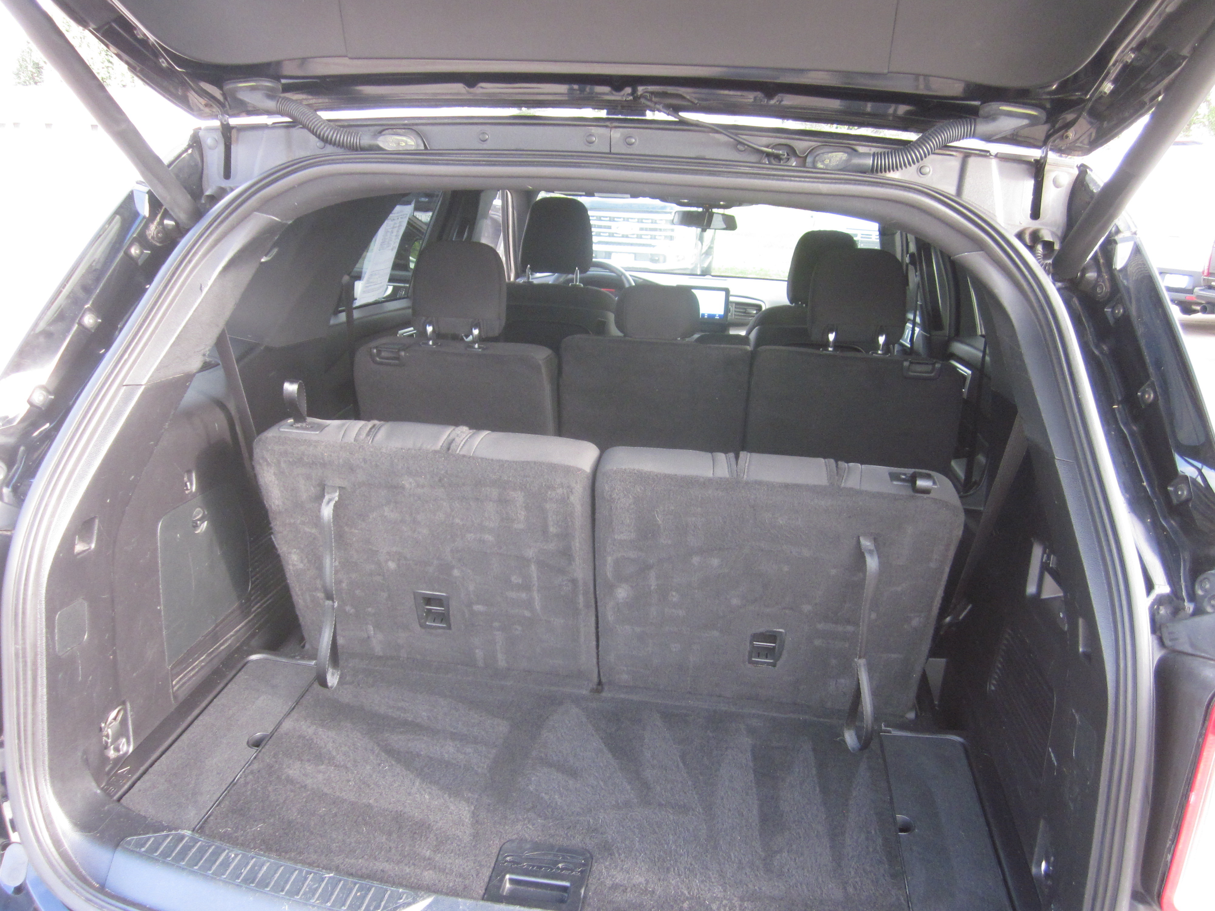 Used 2020 Ford Explorer XLT w/ Comfort Package AWD/4WD image 11
