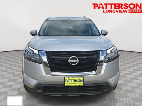 Used 2024 Nissan Pathfinder SV FWD image 2