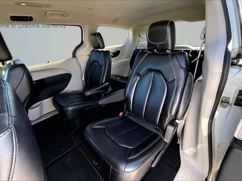 Used 2023 Chrysler Pacifica Touring-L FWD image 21