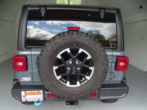 Certified 2025 Jeep Wrangler Unlimited Rubicon 4xe w/ Convenience Group AWD/4WD image 19