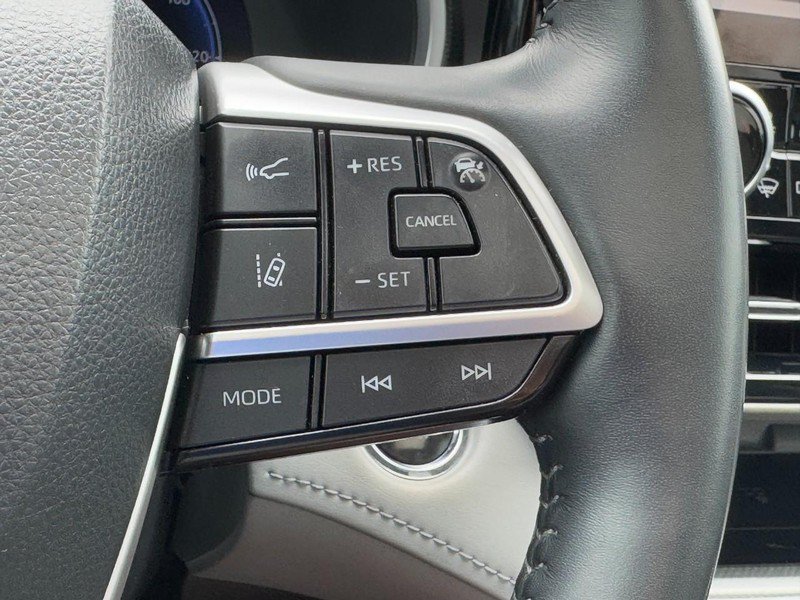 Used 2023 Toyota Highlander Limited AWD/4WD image 19