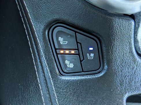 Used 2017 GMC Yukon XL SLT image 29