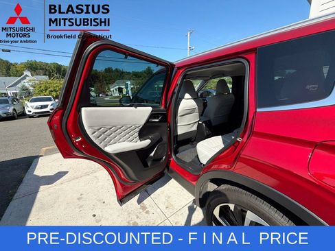 Used 2023 Mitsubishi Outlander SEL AWD/4WD image 33