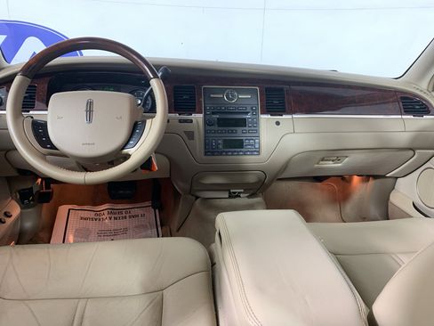 Used 2009 Lincoln Town Car Signature L image 31