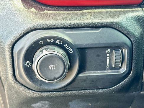 Used 2023 Jeep Wrangler Unlimited Rubicon AWD/4WD image 11