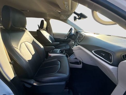 Used 2024 Chrysler Pacifica Touring-L image 30