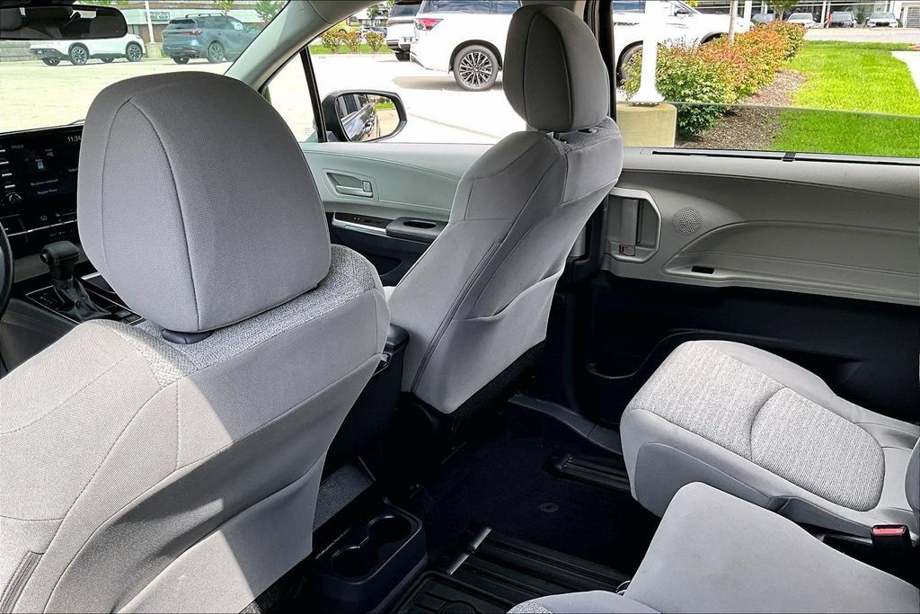 Used 2022 Toyota Sienna LE FWD image 25