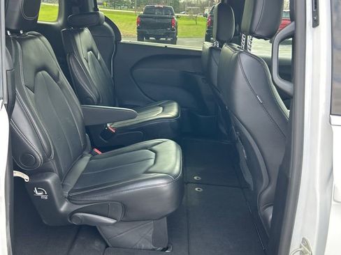 Used 2025 Chrysler Pacifica Select image 52
