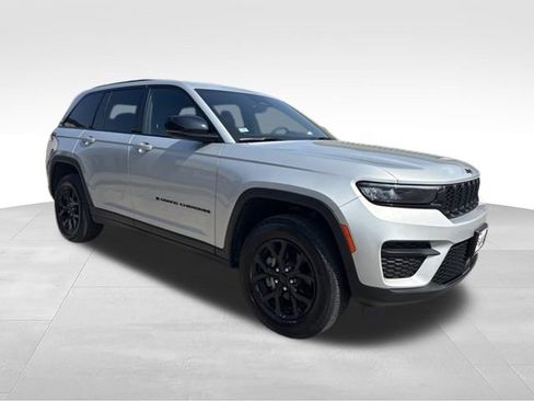 Used 2025 Jeep Grand Cherokee Altitude AWD/4WD image 28