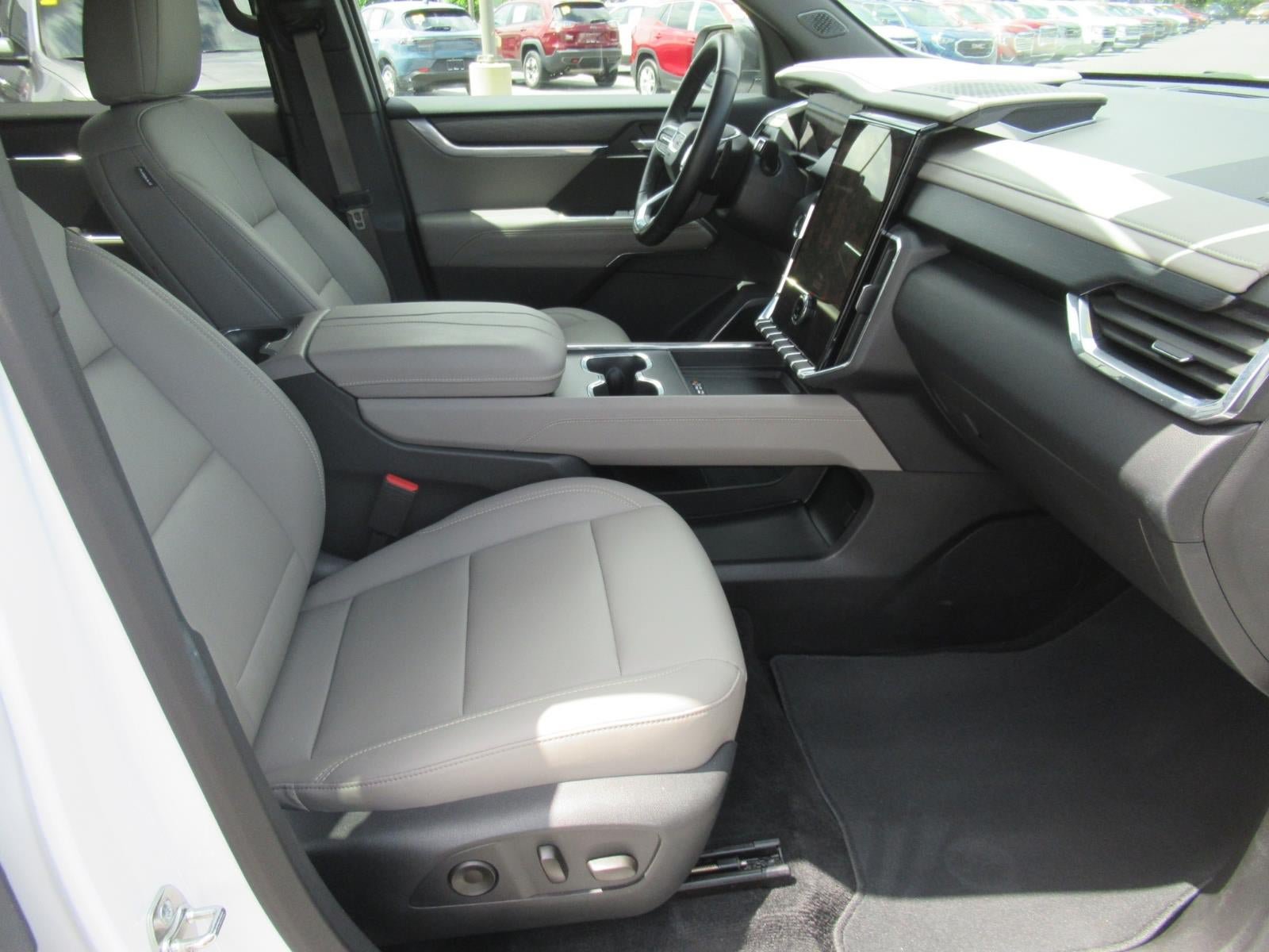 Used 2026 GMC Acadia Elevation w/ Elevation Premium Package FWD image 10
