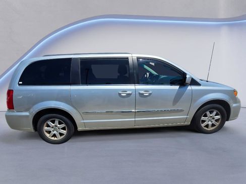 Used 2011 Chrysler Town & Country Touring FWD image 6