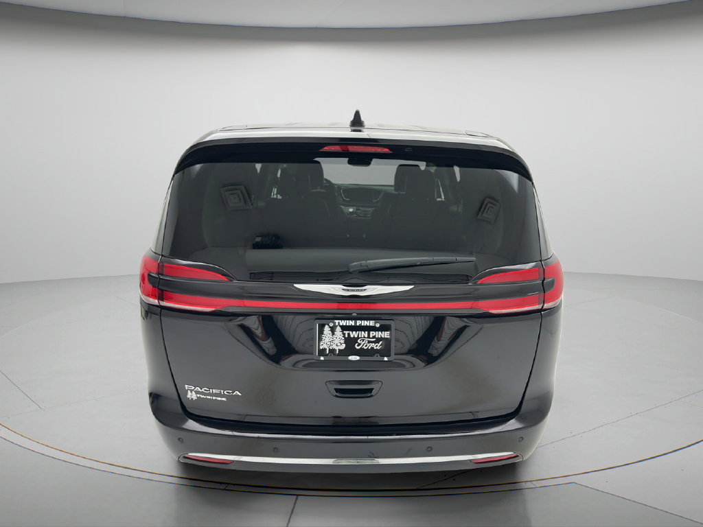 Used 2024 Chrysler Pacifica Touring-L FWD image 6