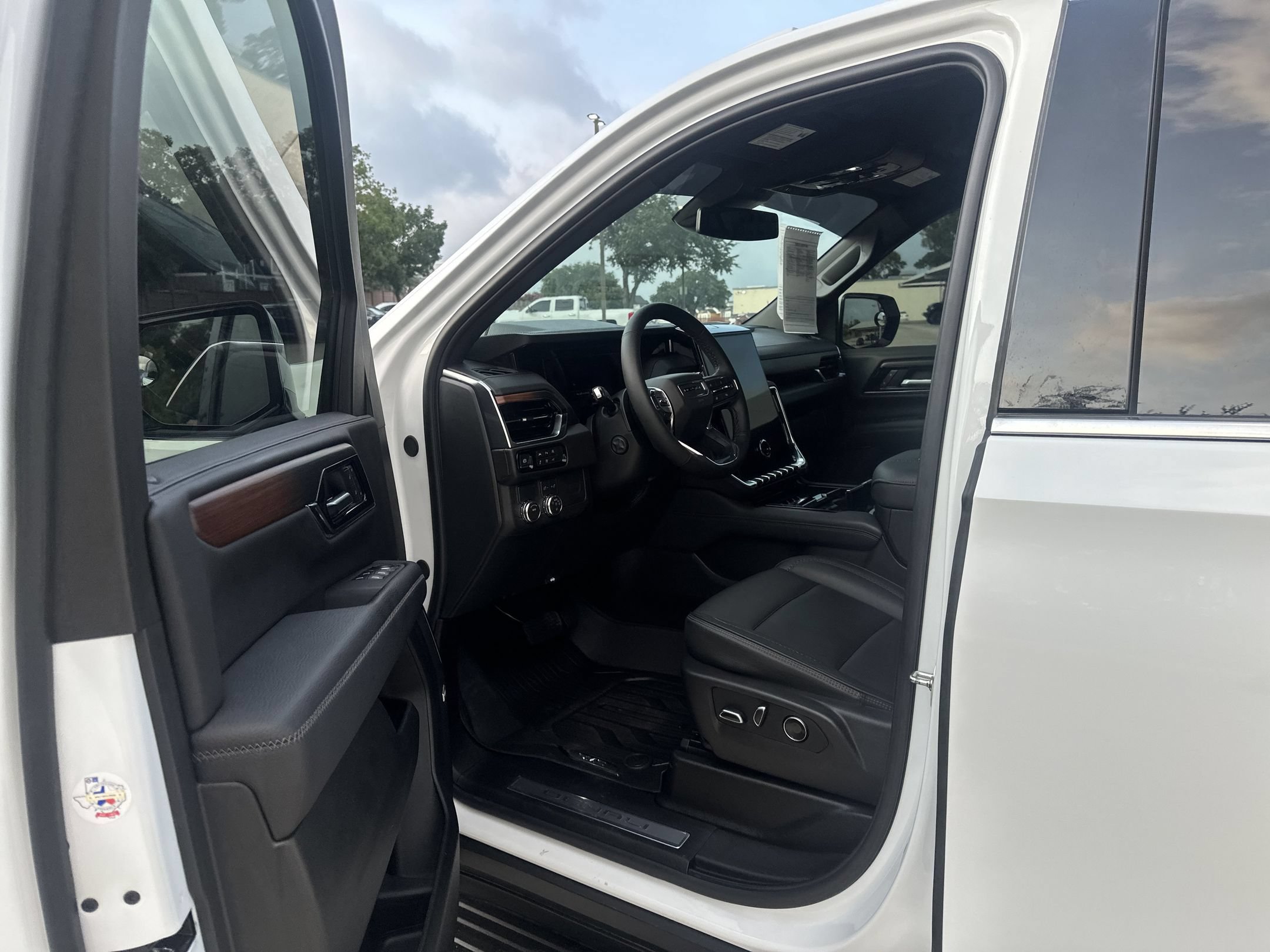 Used 2026 GMC Yukon XL Denali w/ LPO, Floor Liner Package RWD image 9