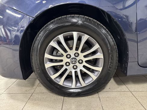 Used 2020 Toyota Sienna XLE w/ XLE Navigation Package image 10