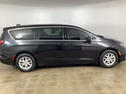Used 2017 Chrysler Pacifica Touring FWD image 7