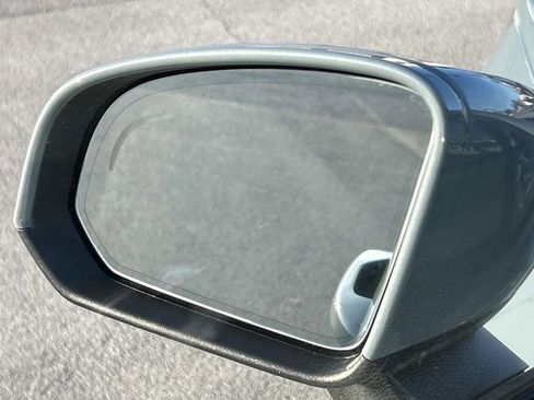 Used 2022 Volvo XC40 T5 Momentum image 17