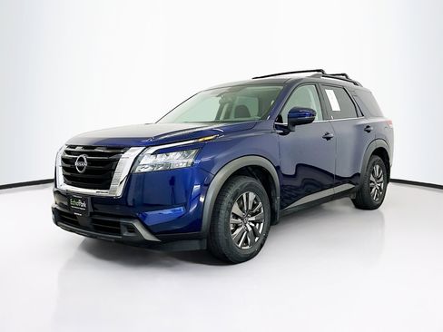 Used 2023 Nissan Pathfinder SV image 3