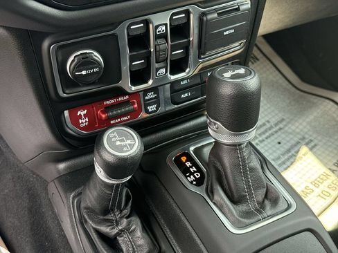 Used 2025 Jeep Wrangler Unlimited Rubicon w/ Convenience Group AWD/4WD image 26
