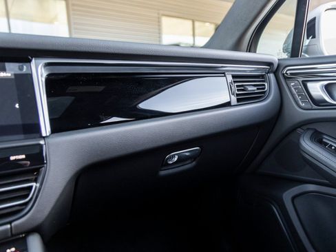 Certified 2025 Porsche Macan S image 32