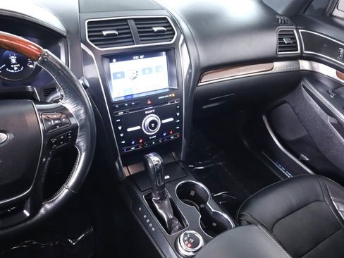 Used 2018 Ford Explorer Platinum AWD/4WD image 32