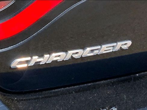 Used 2018 Dodge Charger SXT RWD image 9