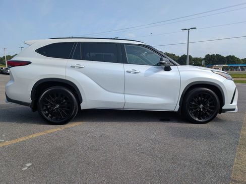 Used 2023 Toyota Highlander XSE FWD image 6