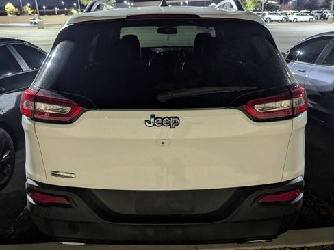 Used 2018 Jeep Cherokee Latitude Plus AWD/4WD image 5