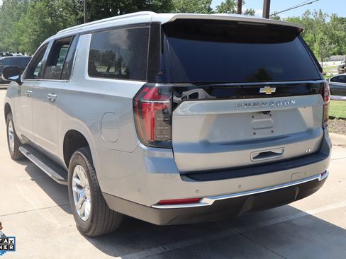 Used 2025 Chevrolet Suburban LT RWD image 6