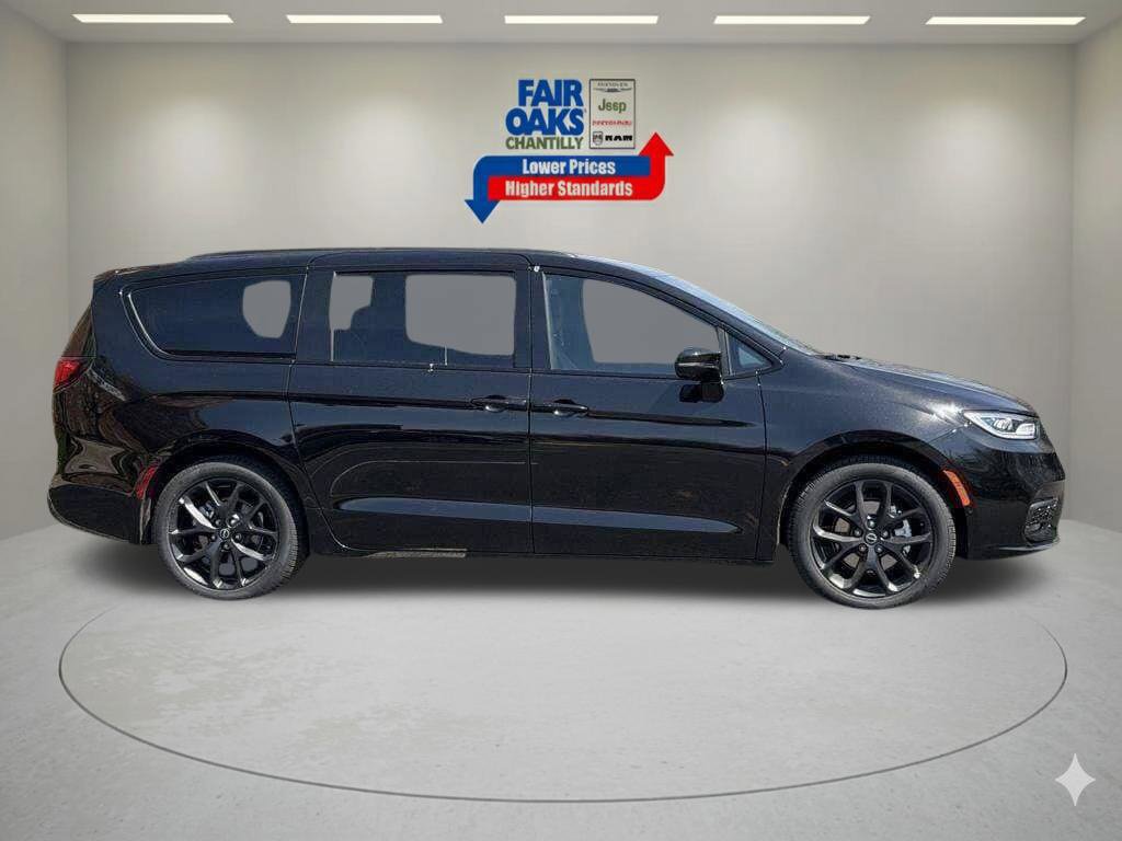 New 2026 Chrysler Pacifica Select w/ S Appearance Package FWD image 5