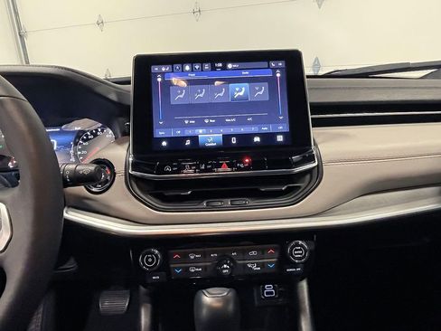 Used 2025 Jeep Compass Limited image 28