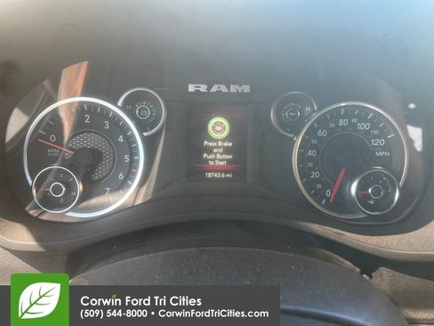 Used 2024 RAM 2500 Tradesman w/ Chrome Appearance Group AWD/4WD image 3