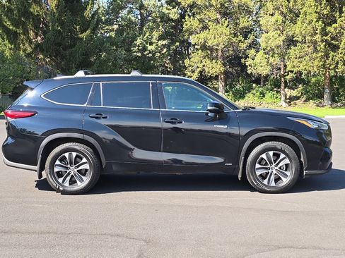 Used 2020 Toyota Highlander XLE image 3