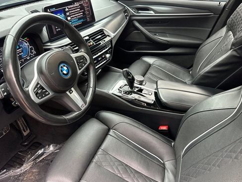 Used 2022 BMW 530e w/ Premium Package image 4