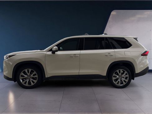Used 2024 Toyota Grand Highlander AWD image 2