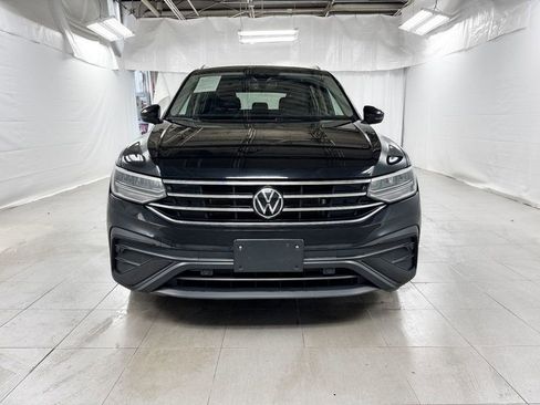 Used 2022 Volkswagen Tiguan SE w/ Panoramic Sunroof Package image 2