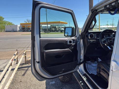 Used 2022 Jeep Gladiator Rubicon w/ Cold Weather Group image 10