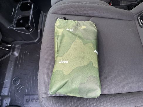 Used 2022 Jeep Gladiator Sport image 9