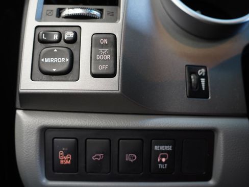 Used 2016 Toyota Sequoia Platinum image 23