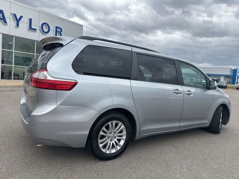 Used 2015 Toyota Sienna XLE w/ XLE Navigation Package image 17
