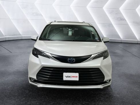 Used 2024 Toyota Sienna XLE image 2