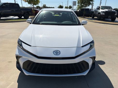Used 2025 Toyota Camry SE FWD image 8