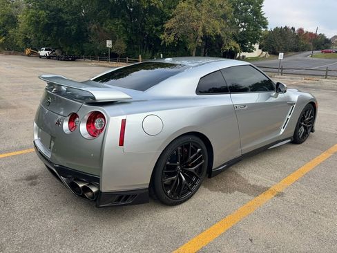 Used 2017 Nissan GT-R Premium w/ Premium Interior Package image 7