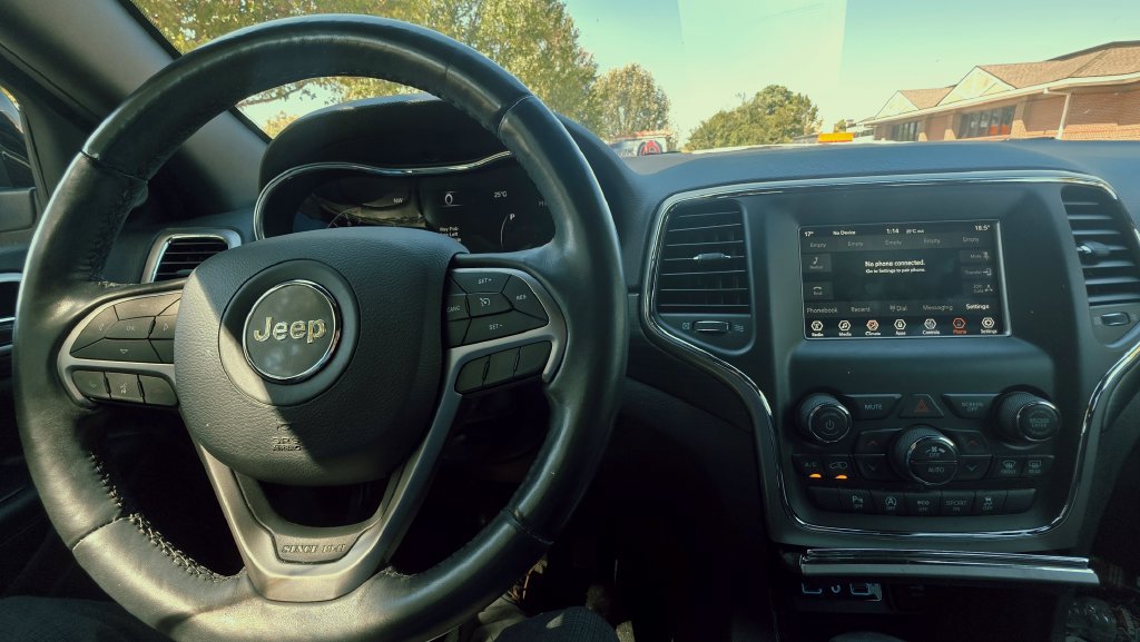 Used 2021 Jeep Grand Cherokee Laredo AWD/4WD image 43