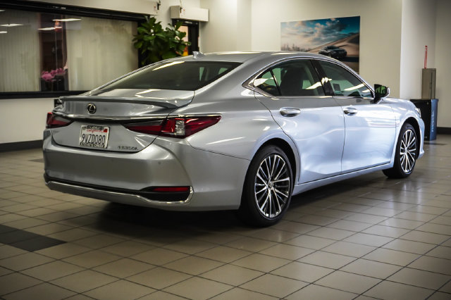 Certified 2025 Lexus ES 300h w/ Premium Package FWD image 6