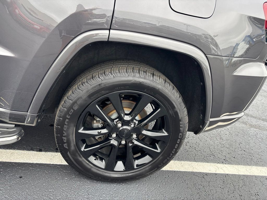 Used 2018 Jeep Grand Cherokee Altitude AWD/4WD image 10